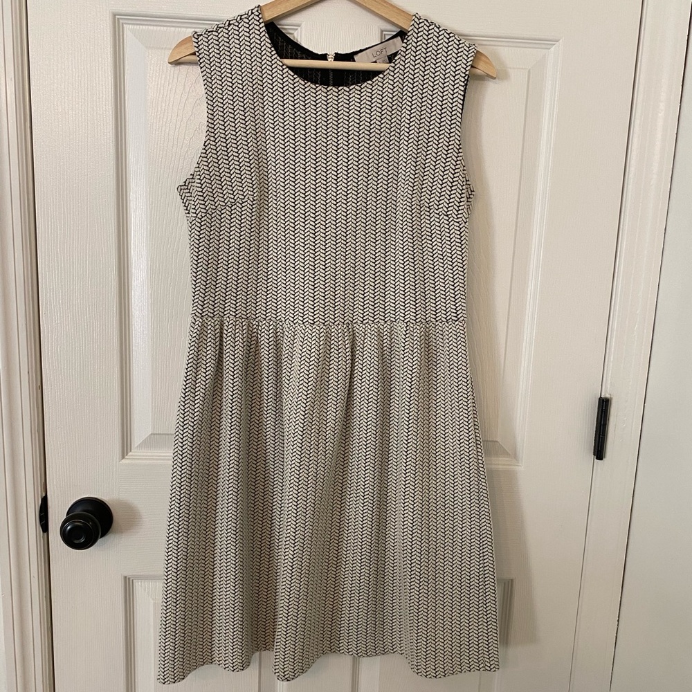 LOFT ZIP-UP SLEEVELESS DRESS IN BLACK AND WHITE PATTERN - Size 6